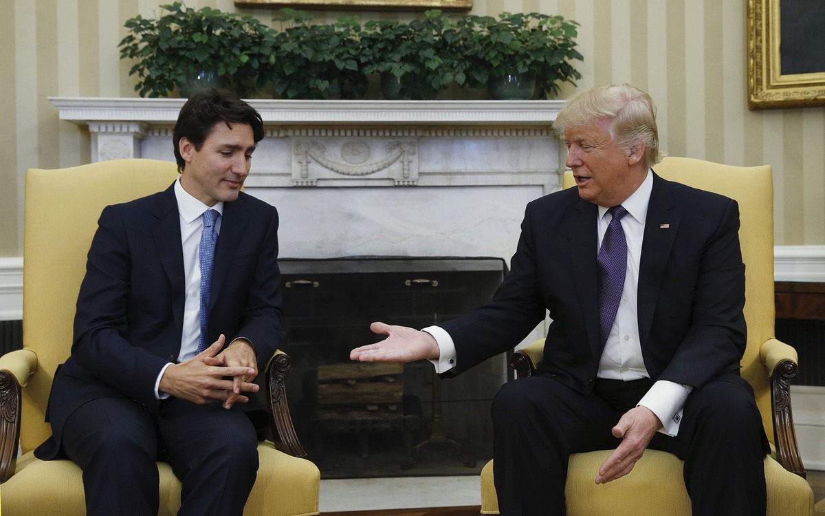 Canadian Prime Minister Justin Trudeau (L) meets with U.S. President Donald Trump in the Oval Office at the White House in Washington, U.S., February 13, 2017. REUTERS/Kevin Lamarque